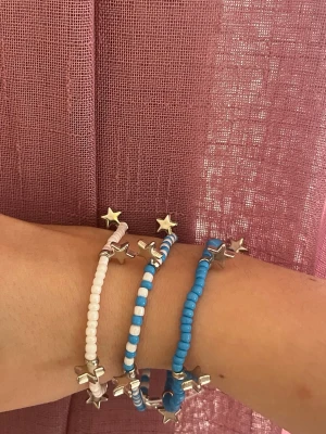 3pack vit/blå armband💙 - Säljer detta 3pack med blå och vita armband m silverstjärnor 💙 30kr ❣️