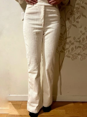& Other Stories vita utsvängda manchesterbyxor - Mycket fint skick. Lite åt det mindre hållet i storlek. Ivory/benvita.