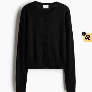 Svart kofta med knappar - Svart, klassisk kofta med rund hals och knappar hela vägen framtill. Långärmad och i mjukt material💗 Inga defekter finns