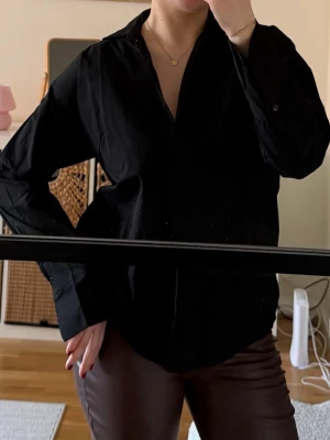 Svart skjorta med v-ringning - Svart skjorta från pieces. Sparsamt använd🖤