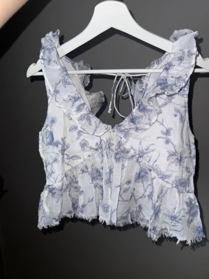 Topp - En jättesöt topp från GinaTricot som inte kommit till användning dock tagit bort lappar.