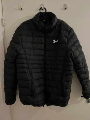 Svart pufferjacka Under Armour - Jacka Under Armour