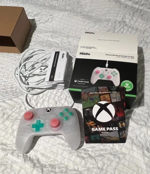 8BitDo Ultimate Mini Wired Controller - Säljer en 8BitDo Ultimate Mini Wired Controller med rgb färger för Xbox och PC. Köparen kan få en xbox ultimate pass med.