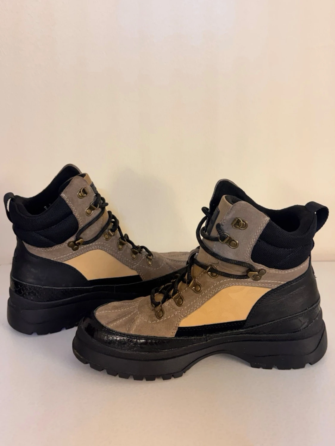 Beige och svarta kängor från Agnes Cecilia - 1