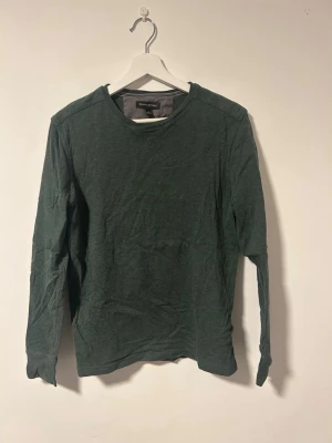 Mörkgrön långärmad tröja från Banana Republic - En enkel och stilren mörkgrön långärmad tröja. Tröjan har rund halsringning och är gjord i mjukt bomullsmaterial. Tröjan är nästan aldrig använd. Pris kan diskuteras. Fler bilder kan skickas vid behov. 