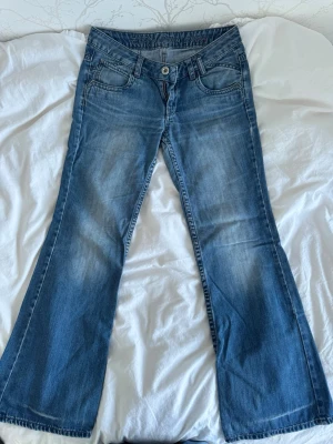 Blå vintage bootcut jeans från esprit - Säljer mina skitnygga bootcut jeans jag hittade på second hand! Har tyvärr blivit för små därav säljer jag. Väldigt lågmidjade och även lite lösa i passformen! Långa men lite slitna ben (se bilderna) men inget som förstör looken! Tveka inte att höra av er! 