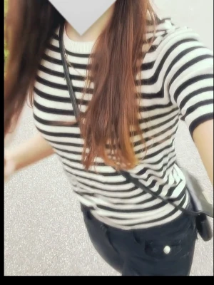 Randig t-shirt från H&M - Kortärmad t-shirt från H&M med svarta och vita horisontella ränder. Tröjan har rund halsringning med ribbad kant och är tillverkad i ett mjukt, stretchigt material. Perfekt för en avslappnad och trendig look.💕💕 