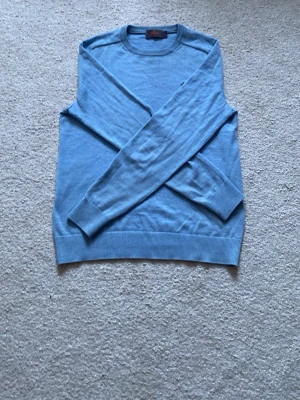 Tröja från morris - Säljer denna snygga morris tröja i 100% merino ull i storlek s. Perfekt skick utom ett minimalt hål i ärmen som man ser på bilden. Ordpris 1200 kr, mitt pris 500kr. Pris går att diskutera!