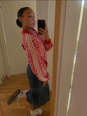 Blå lång jeanskjol med slits - Säljer en snygg blå lång jeanskjol med slits bak. Passformen är normal och materialet är bomull/ denim. Perfekt för dig som gillar tidlös och cool stil. Storlek 42 men mer som 40