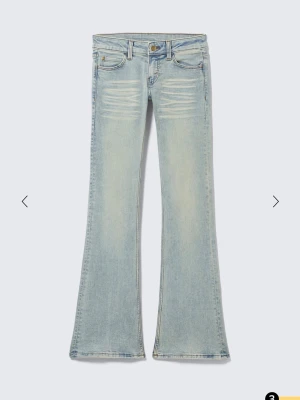 Bootcut jeans från Cheap Monday - Snygga ljusblå bootcut jeans från Cheap Monday med låg midja och skinny passform upptill. Jeansen har slitna detaljer framtill och klassiska fem fickor. Tillverkade i denim med en cool guldfärgad knapp med Cheap Mondays ikoniska döskalle. Helt nya och oanvända med lappen kvarsittande ☺️❣️