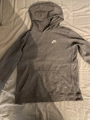 Nike hoodie - Nike hoodie med liten logga på bröstet