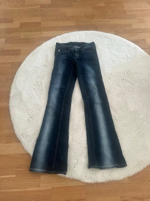 Mörkblåa kvarg jeans från cheap monday - Ett par supersnygga lågmidjade kvarg jeans från cheap monday i storlek 25/32. Inte alls slita, används några gånger, men fick de nya i oktober. 