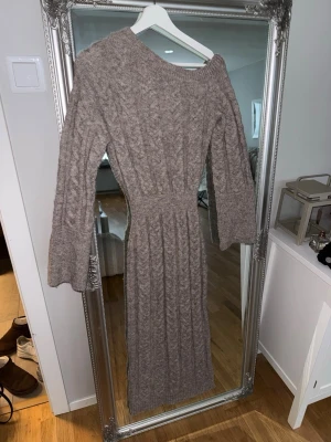 Klänning adoore - Endast använd vid 1 tillfälle. Enaxlad & vaddering i andra. Ev lite nopprig då det är ett sådant material 🌸