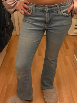 Ljusblå bootcut jeans från Gina  - Säljer dessa lågmidjade jeans ifrån Gina storlek 36. Är 168 och passar jätte bra i längden. Modellen heter perfekt jeans