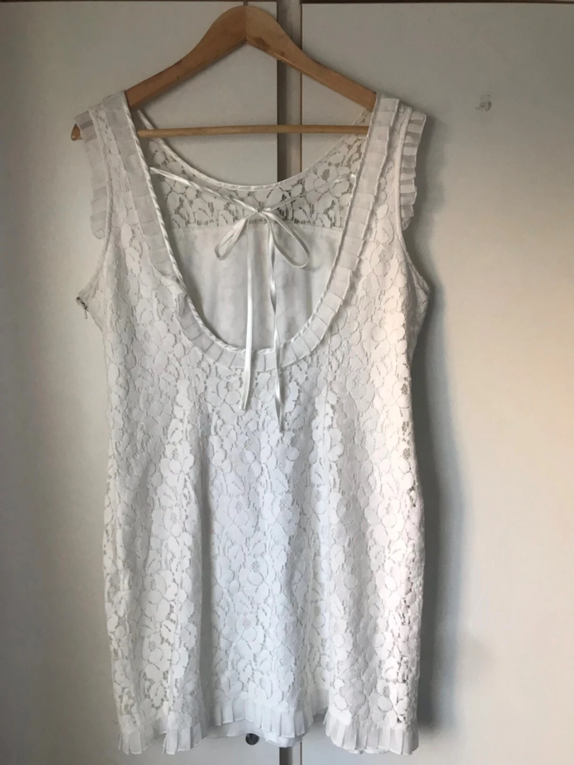 Vit spetsklänning med volangdetaljer - 1