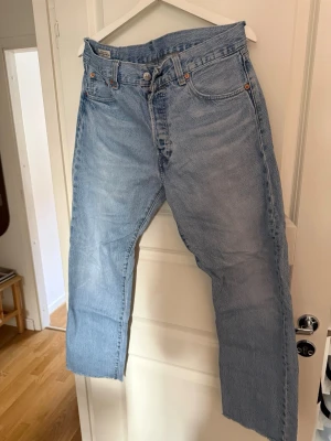 Levi’s jeans - Levi’s 501. Klippt kant längst ner, W33 L32. Längd efter klipp är väll 31/30