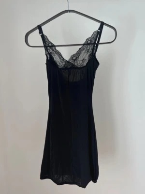 Svart nattlinne med spetsdetaljer 🖤 - Svart negligé från Marilyn med spetsdetaljer. Storlek 36. Fint skick 🖤