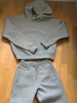 Scuba set  - Fin dress från weekday i storlek XS knappt använd pga för stor. Säljer inte separat