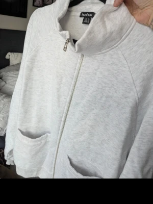 Zip tröja  - Jättemysig zip tröja i nyskick, passar S-M
