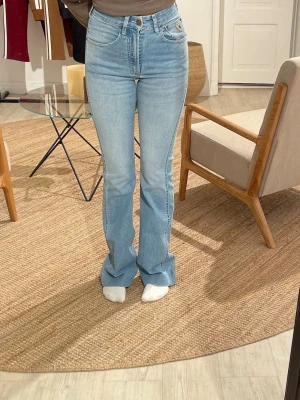 Ljusblå jeans från Lois - Snygga högmidjade jeans från Lois i storlek 32.