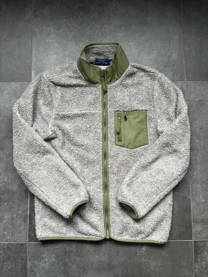 Ralph lauren teddy fleece  - Tjena, säljer nu denna riktigt snygga och populära Ralph lauren teddy fleecen, den är i bra skick, utan några skador, hör av er vid frågor och funderingar🙌🤝 