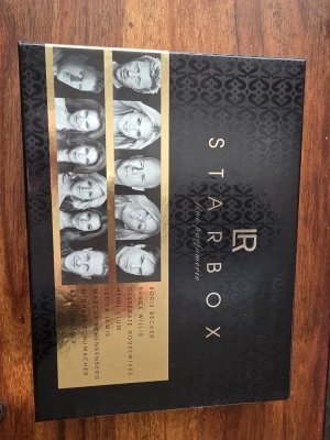 LR Starbox parfymprovkit - Snyggt parfymprovkit från LR Starbox med flera små glasflaskor för både herr och dam. Innehåller olika doftfamiljer som aromatisk, träig, blommig och orientalisk. Svart och guld förpackning med eleganta detaljer och kändisprofiler på locket. Perfekt för att hitta din nya signaturdoft. Några tagna