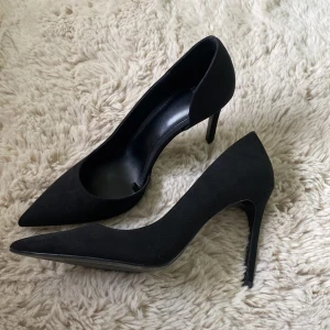 Svarta klackar - Jättefina klackar från mango💛