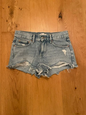 Lågmidjade jeansshorts  - Ljusblå Lågmidjade jeansshorts från Gina tricot, bra skick och inget trasigt, skriv om ni har frågor 🩷