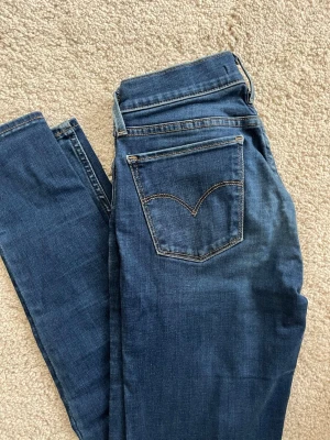 Blå Levi's jeans med rak passform - 710 skinny jeans från Levis. Waist:26, length:30