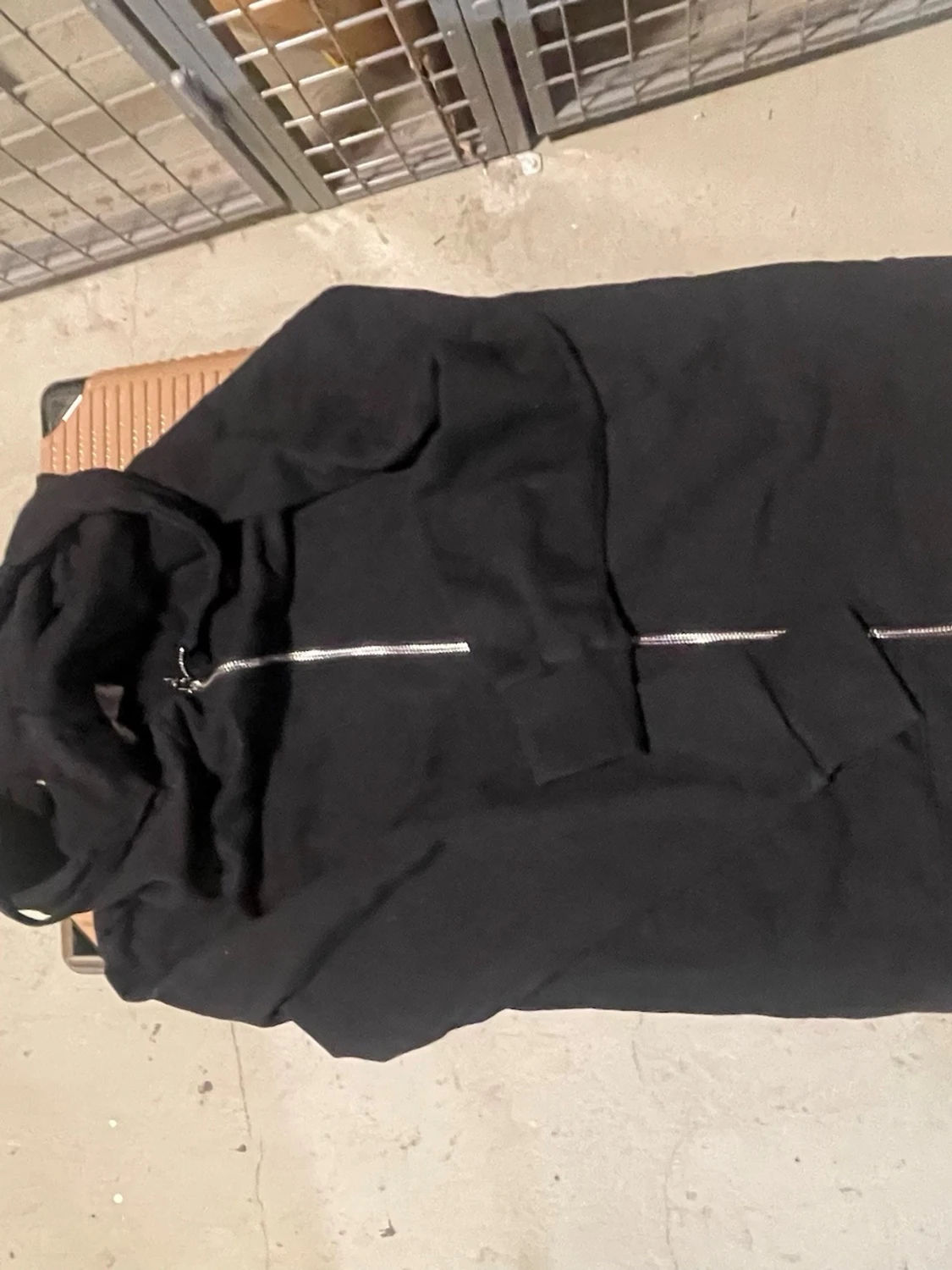 Svart hoodie med dragkedja