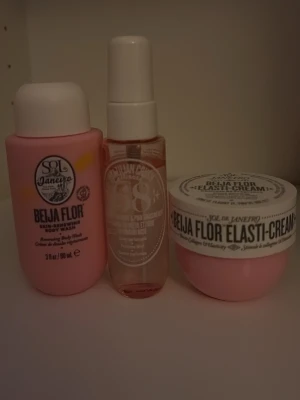 Sol de Janeiro Belja Flor set - Set med tre produkter från Sol de Janeiro: en rosa body wash, en genomskinlig spray och en rosa elasti-cream. Produkterna har fräscha dofter och kommer i snygga förpackningar med vita och rosa detaljer.