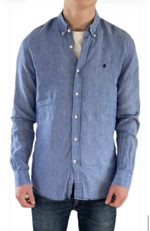 Morris linneksjorta - Använd fåtal gånger, nyskick! 100% linne Storlek S, normalstor i storlek.  Jag på bild är 180cm lång och den sitter bra på mig Endast 239kr för följare Skicka gärna prisförslag och fråga frågor!