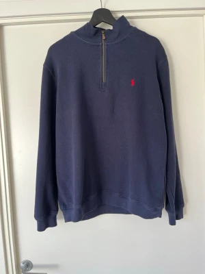 half-zip tröja från Polo Ralph Lauren - Riktigt snygg marinblå långärmad tröja från Polo Ralph Lauren med half-zip. Tröjan är i väldigt fint skick men syns att den är använd. Hör av er vid funderingar😁