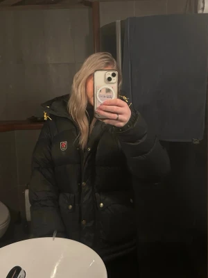 Svart dunjacka från Fjällräven - Säljer nu min svarta fjällrävenjacka expedition series. Använd förra vintern och lite av denna vinter. Mycket bra skick dock ett litet hål på INSIDAN i en av fickorna som lätt går att laga med lagningslapp, syns inte utifrån, därav priset!