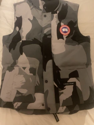 Kamouflage Canada goose flycrew väst - Säljer min väst som är köpt från miinto.se för 6300 kr använd väldigt varsamt inga defekter, de är bar att ställa frågor ,priset går att ändra vid snabb affär (är även öppen för byten)