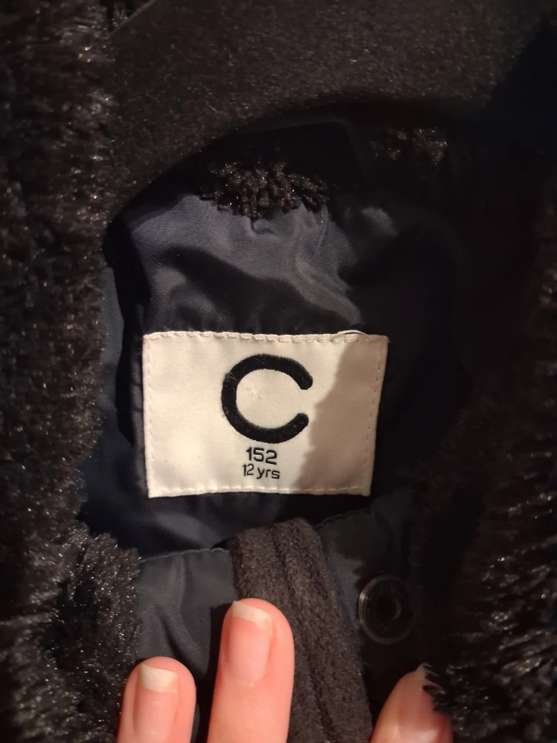 Svart parkasjacka med fuskpäls - 2