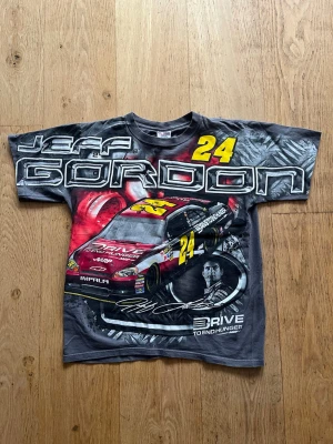 Jeff Gordon NASCAR 90-tals all over print t-shirt - Extremt sällsynt grå Jeff Gordon t-shirt med all over print från 90-talet. Storlek M. Superfint skick! Vissa går för upp mot några tusen kronor på andra ställen. Skriv om du har några frågor! Priset går att diskutera!