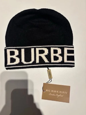 Burberry Beanie - Säljer en Burberry mössa i helt nytt skick. Aldrig använd. 100% äkta. Perfekt för  både killar & tjejer. Snabb frakt via Vinted.