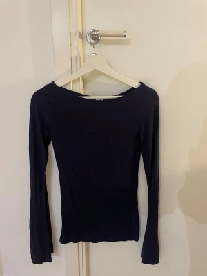 Mörk blå långärmad topp med båtringning - En mörk blå basic tröja med bootcut i ärmarna 