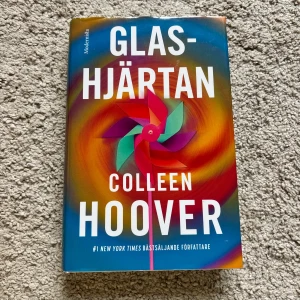 Glashjärtan - Colleen Hoover - Inbunden, svenska, oläst men kanterna är lite slitna!! säljer även massor av andra böcker!! 