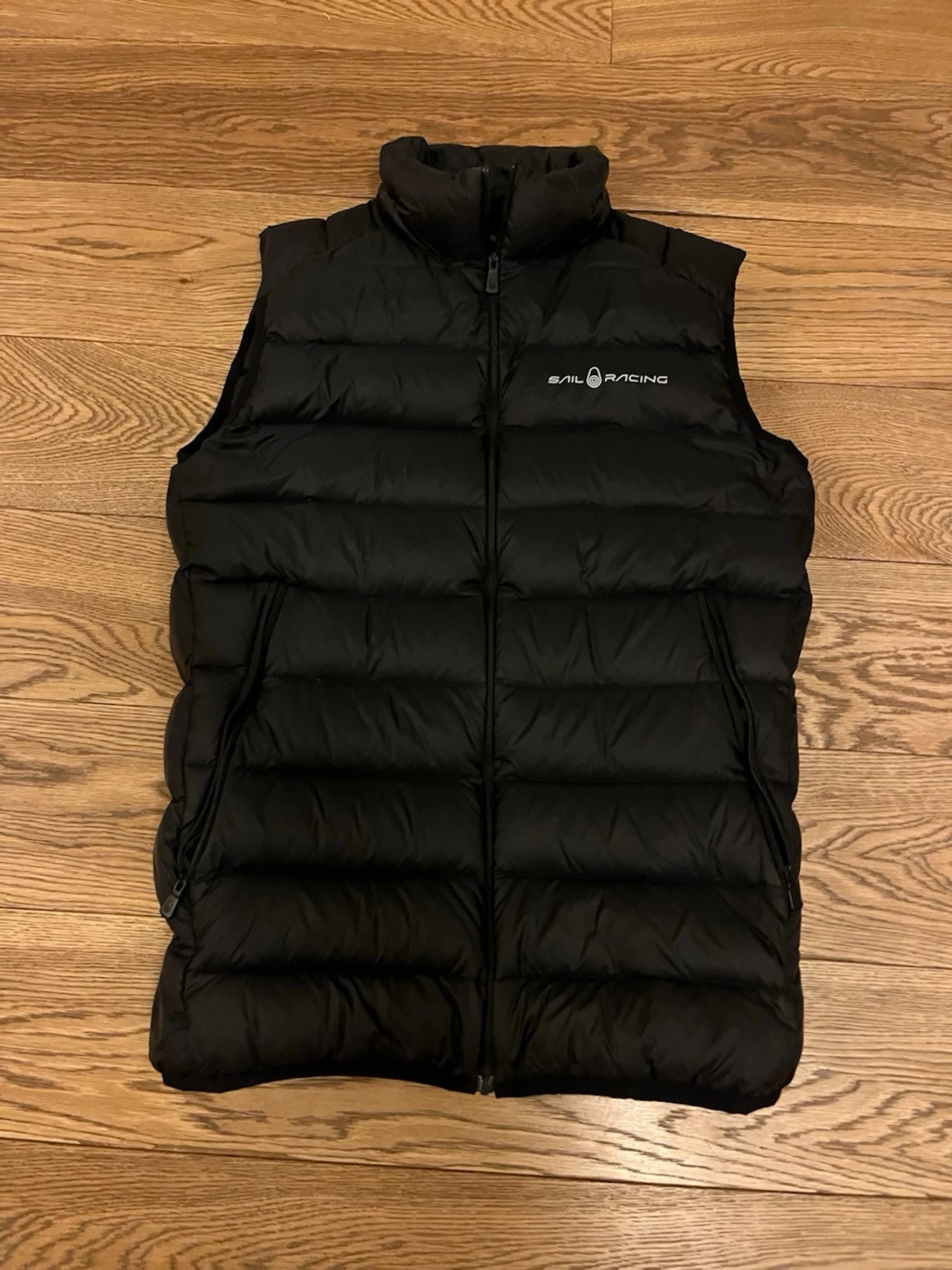 Svart dunväst från Sail Racing
