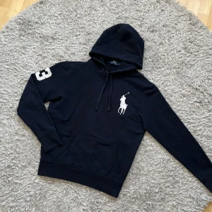 Ralph Lauren Big pony Hoodie - Säljer en eftertraktad Raffe Hoodie! | Utmärkt skick utan defekter! | Storlek M skulle sägs att den är lite mindre i storleken. Skickar gärna mått! | Ställ gärna frågor innan du köper!