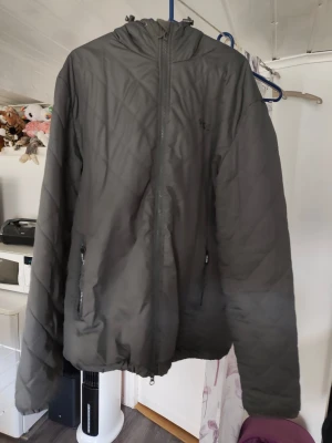 Svart pufferjacka från WESC - Säljer en svart pufferjacka från WESC med dragkedja framtill, två fickor med dragkedja och huva. Jackan har diskret logga på bröstet och quiltad design. Perfekt för kyliga dagar och enkel att matcha med olika outfits. Den är xl men lite större i storlek 