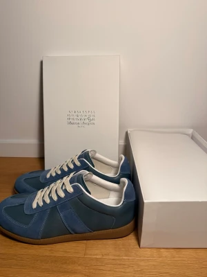 Maison margiela gats (42/navy) - Great condition.