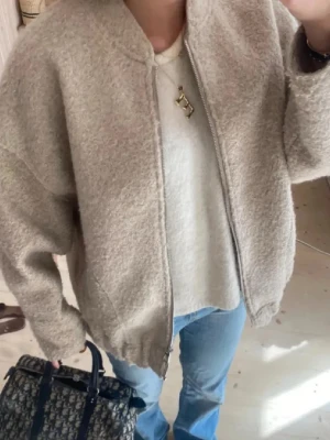 Beige teddy bomberjacka - Super fin jacka från Zara i storlek xs-s men passar även M🫶🏻