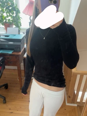Svart långärmad topp  - Säljer en enkel men jättefin långärmad tröja från Lager 157! Den är svart, varm och passar till allt. Säljer för att den inte har kommit till användning, så inga defekter💓💓