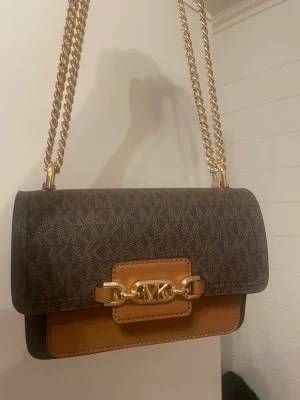 Äkta axelväska från Michael Kors - Snygg brun axelväska från Michael Kors i nyskick. Använd 2 gånger och kommer inte till användning. Nypris 3500kr