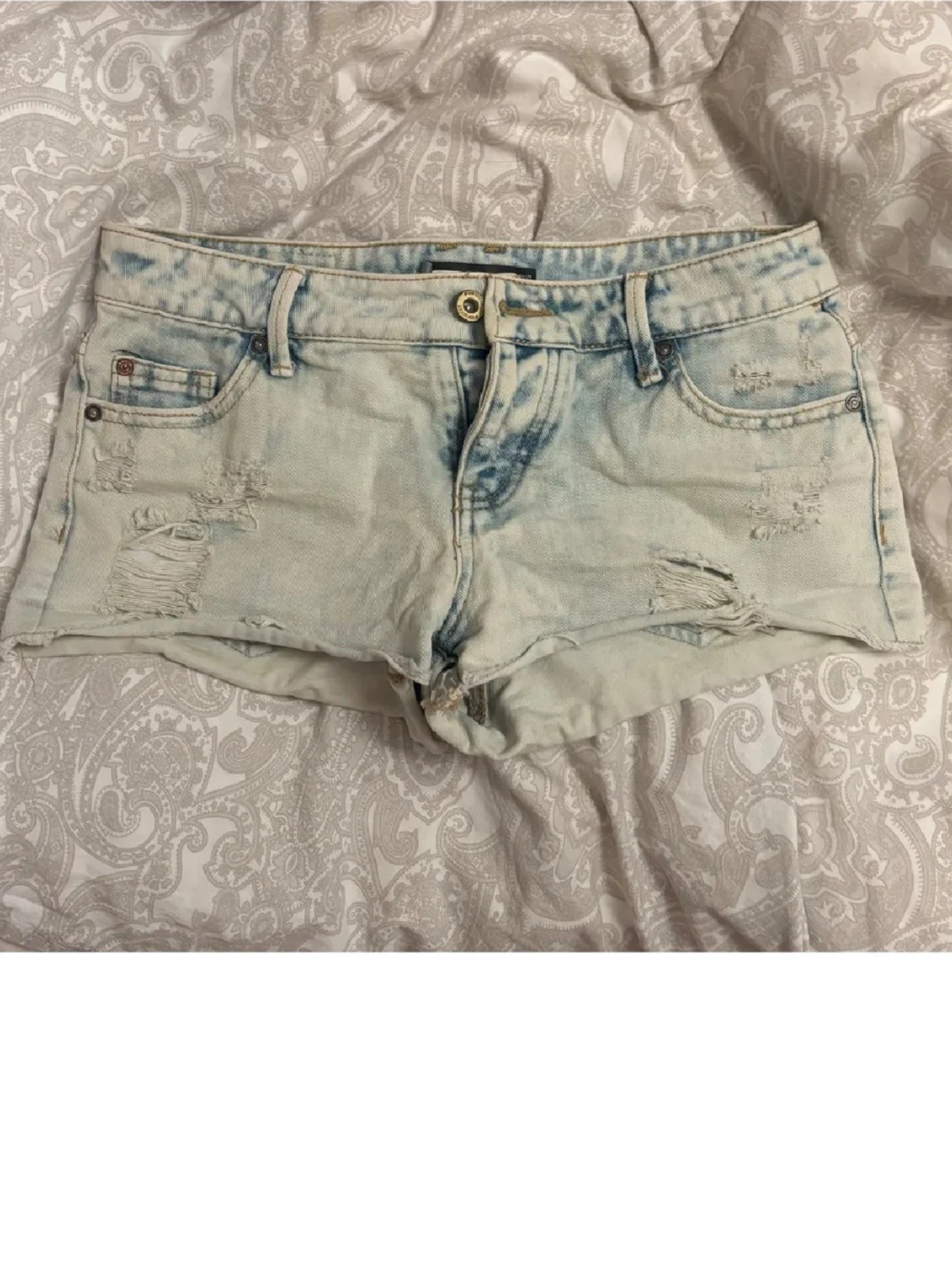 Ljusblå slitna jeansshorts - 1