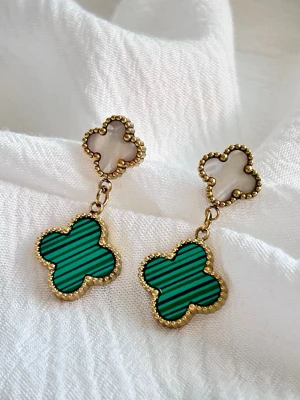 Klöver Örhängen i Stål mes 18K Guld - Örhängen i rostfritt stål med 18K guldplätering  Dessa örhängen är motståndskraftiga mot missfärgning. För långvarig hållbarhet bör kontakt med parfym och kemikalier undvikas.  Huvudmaterial: Rostfritt Stål Material för öronnålen: Rostfritt Stål Plätering: 18K guldplätering