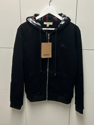 Burberry Hoodie - Helt ny aldrig använd. Storlek S. Snabb frakt.